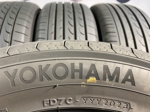 235 55 18 YOKOHAMA BLUEEARTH RV02