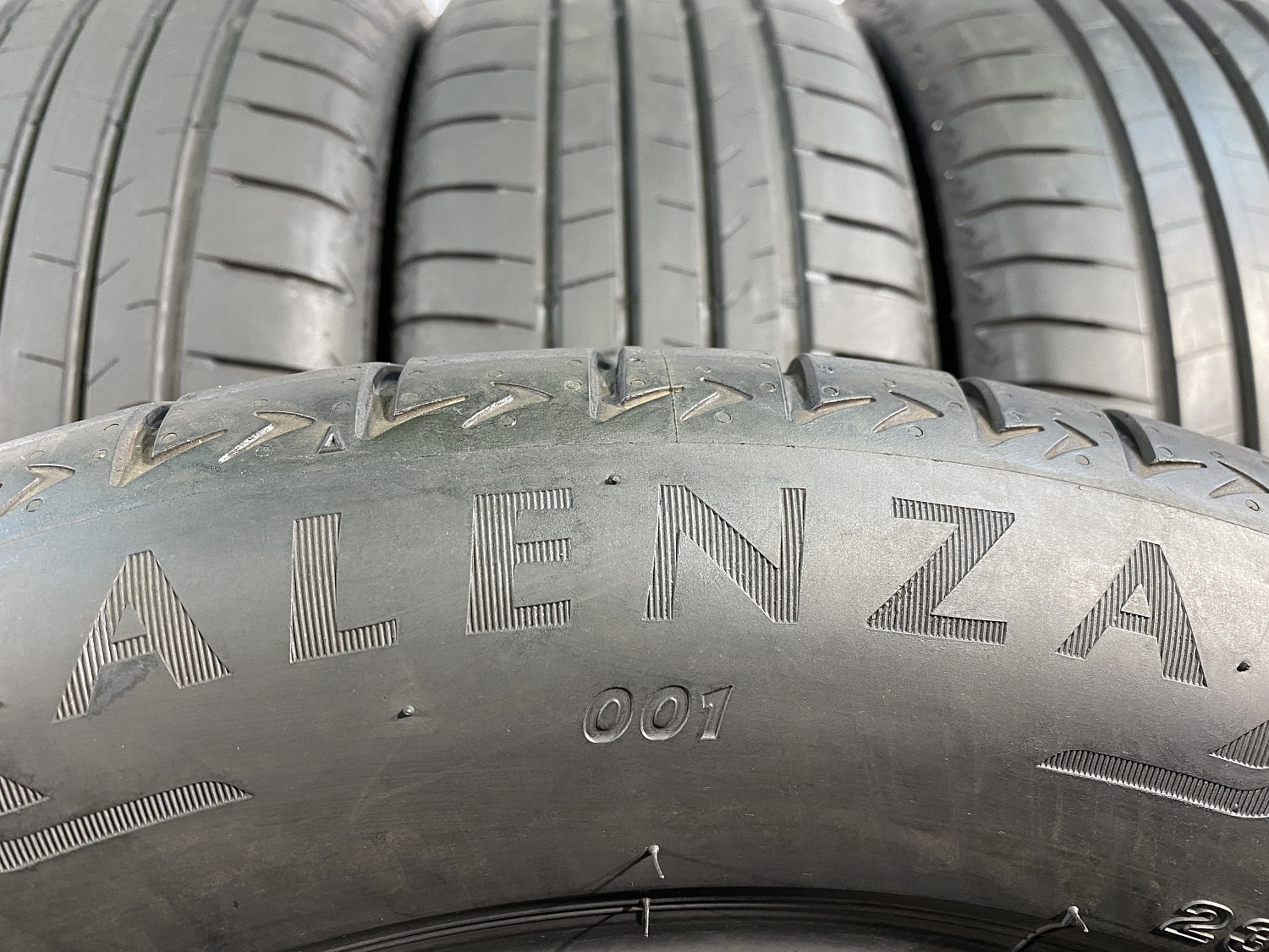 235 55 18 BRIDGESTONE ALENZA 001